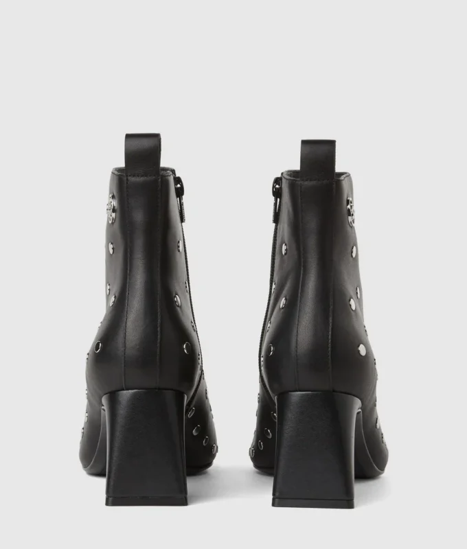 Beata enkellaarsjes met studs