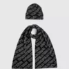 Cadeauset met sjaal en muts met logo