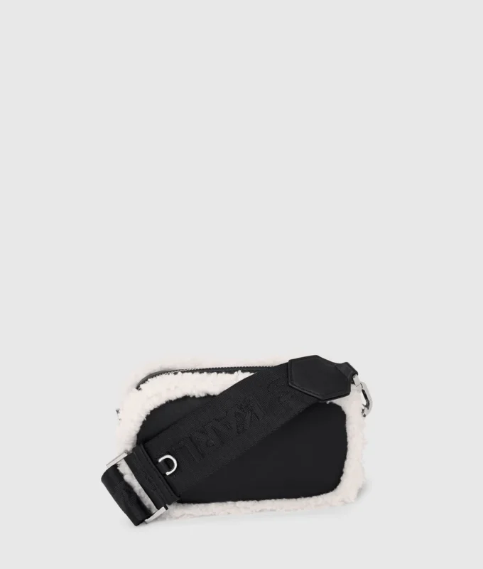 Crossbody cameratas van schapenvacht