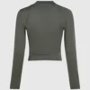 Functionele top met uitsnijdingen