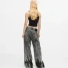 Gebleekte laag uitgesneden jeans met wijde pijpen