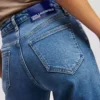 HIGH-RISE STRAIGHT JEANS