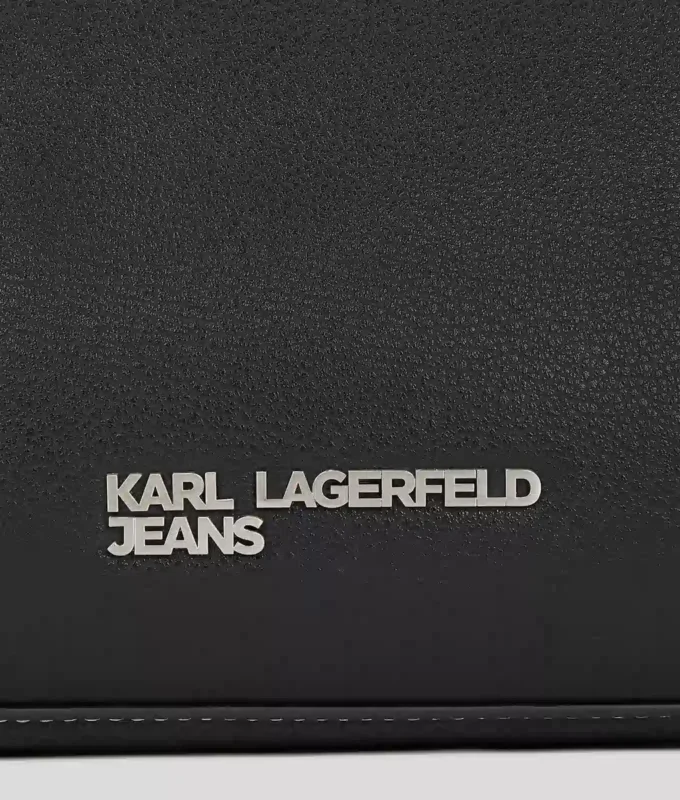 KLEINE SCHOUDERTAS MET METALEN LOGO