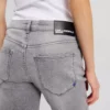 MID-RISE SLIM FIT JEANS MET SPLIT-HEM