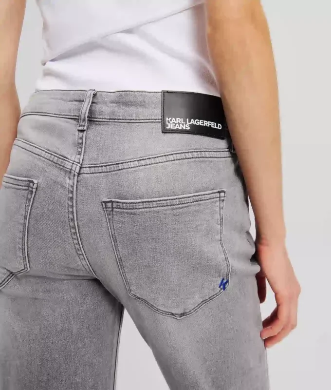 MID-RISE SLIM FIT JEANS MET SPLIT-HEM