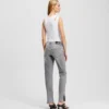 MID-RISE SLIM FIT JEANS MET SPLIT-HEM