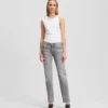 MID-RISE SLIM FIT JEANS MET SPLIT-HEM