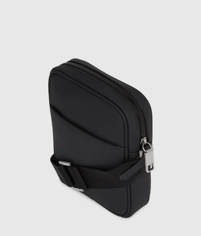 Minimalistische crossbodytas met logo