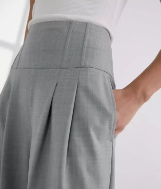 OP MAAT GEMAAKTE BROEK MET WIJDE PIJPEN