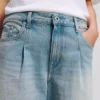 PLISSÉ JEANS MET WIJDE PIJP