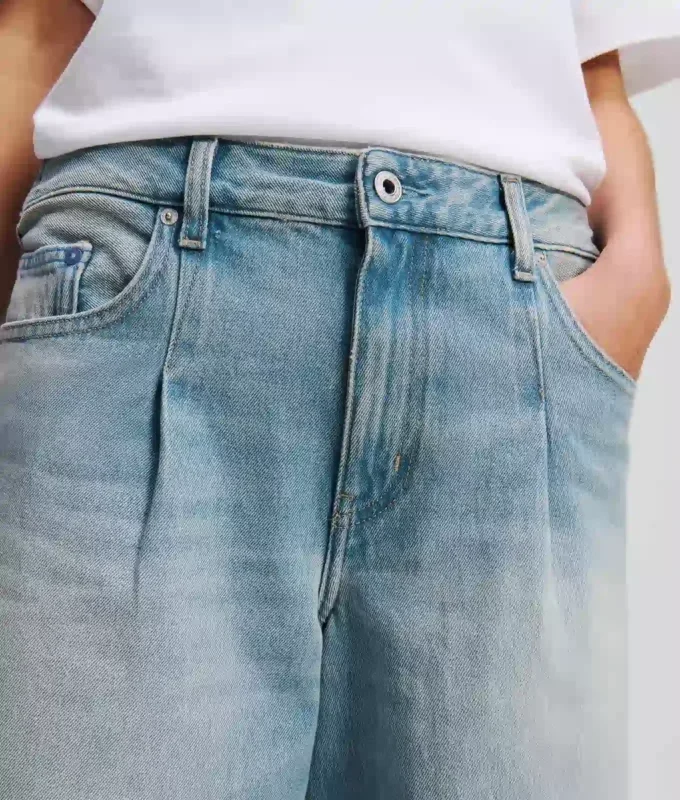 PLISSÉ JEANS MET WIJDE PIJP