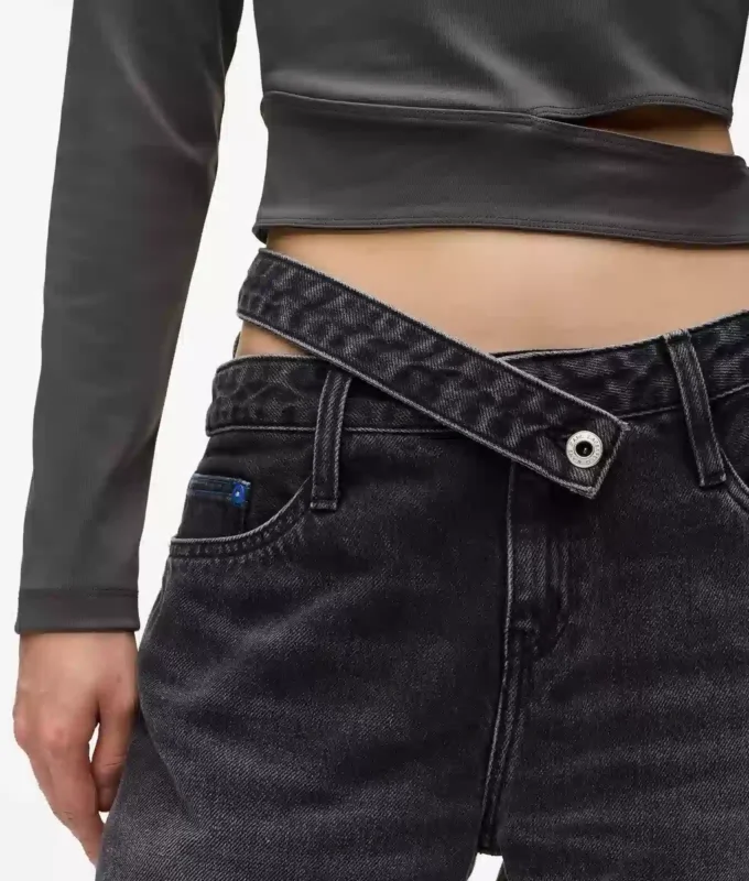 Relaxte jeans met uitsnijding in de taille