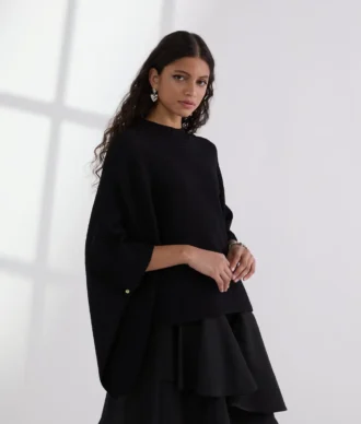 RIBGEBREIDE PONCHO