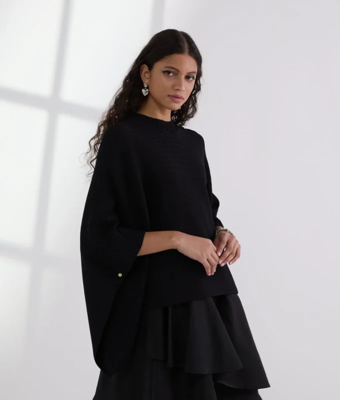 RIBGEBREIDE PONCHO