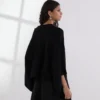 RIBGEBREIDE PONCHO