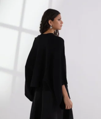 RIBGEBREIDE PONCHO