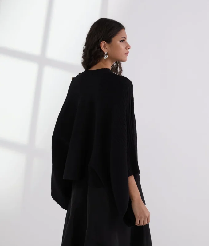 RIBGEBREIDE PONCHO