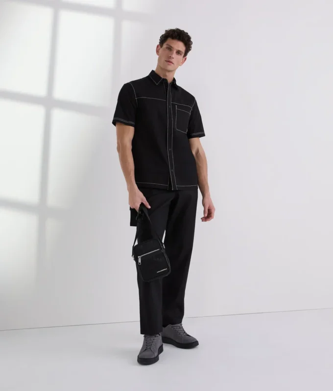 SHIRT MET KORTE MOUWEN EN CONTRASTSTIKKING