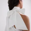 SHIRT MET ÉÉN MOUW EN STRIKDETAIL
