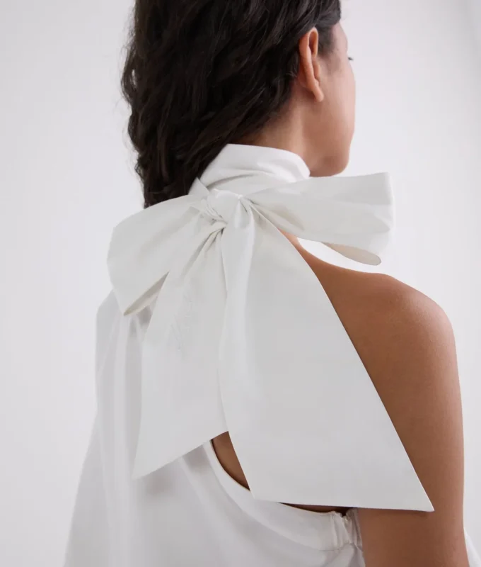 SHIRT MET ÉÉN MOUW EN STRIKDETAIL