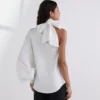 SHIRT MET ÉÉN MOUW EN STRIKDETAIL