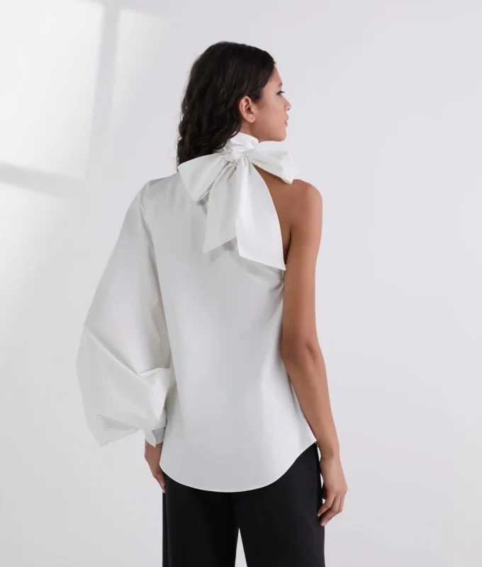SHIRT MET ÉÉN MOUW EN STRIKDETAIL