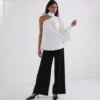 SHIRT MET ÉÉN MOUW EN STRIKDETAIL