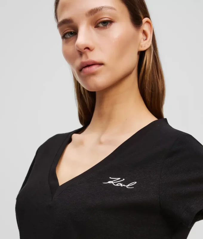 SIGNATURE T-SHIRT MET V-HALS
