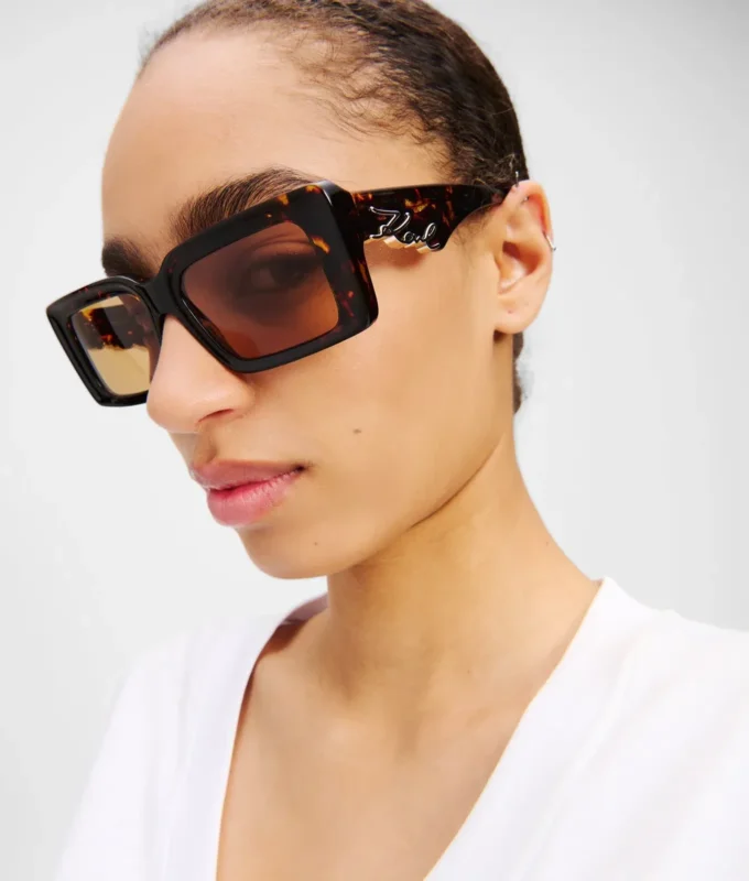 SUNGLASSES MET UITGESNEDEN SIGNATURE