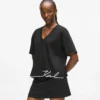 T-shirt met V-hals en kenmerkende zoom