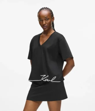 T-shirt met V-hals en kenmerkende zoom