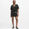 T-shirt met V-hals en kenmerkende zoom
