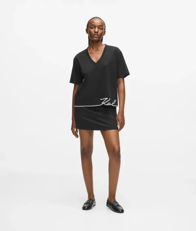 T-shirt met V-hals en kenmerkende zoom