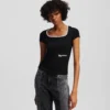 T-SHIRT MET VIERKANTE HALS