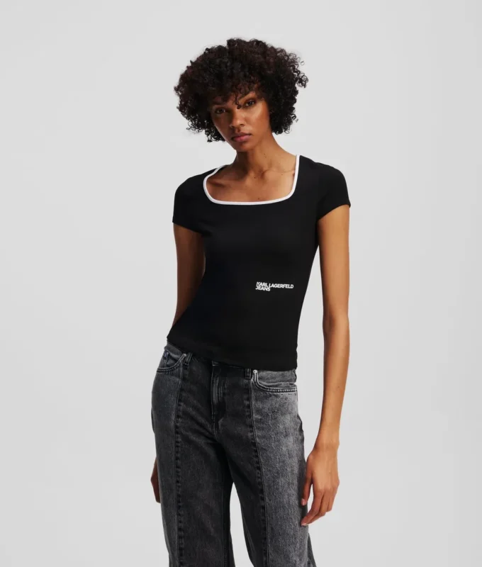 T-SHIRT MET VIERKANTE HALS