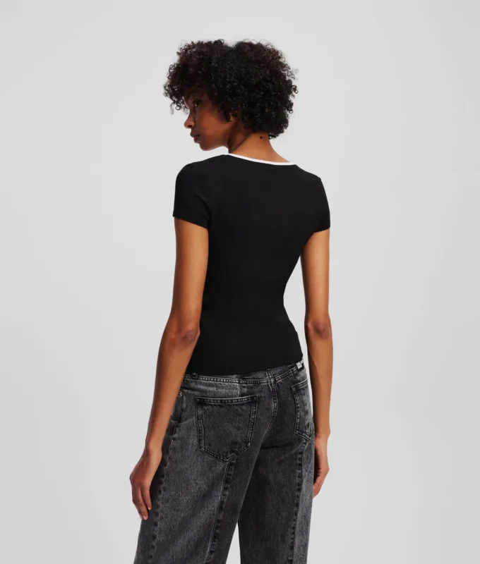 T-SHIRT MET VIERKANTE HALS
