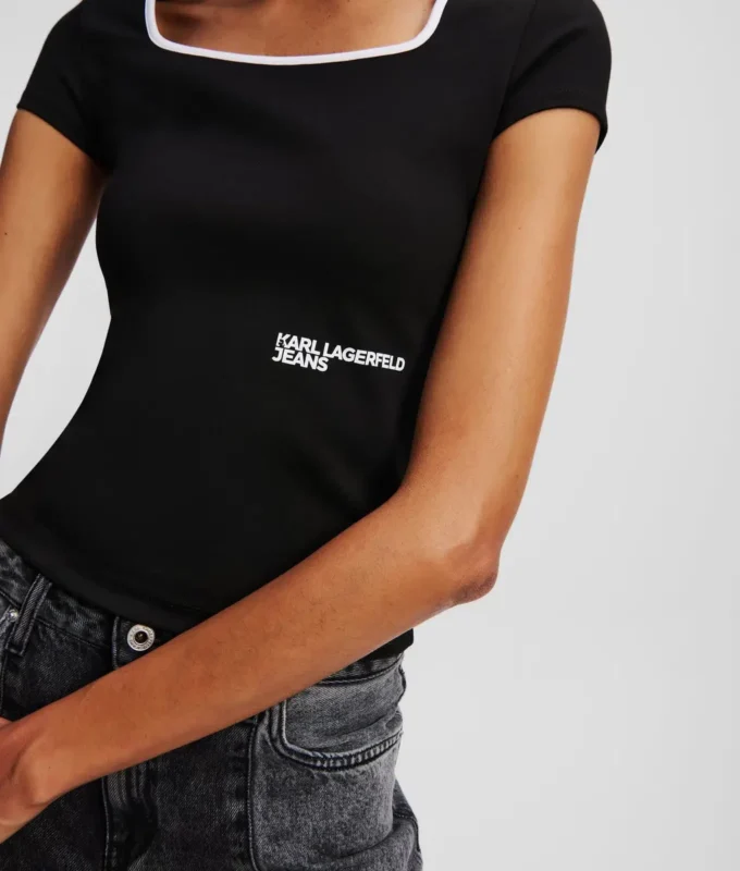 T-SHIRT MET VIERKANTE HALS