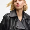 Trenchcoat van geperforeerd kunstleer
