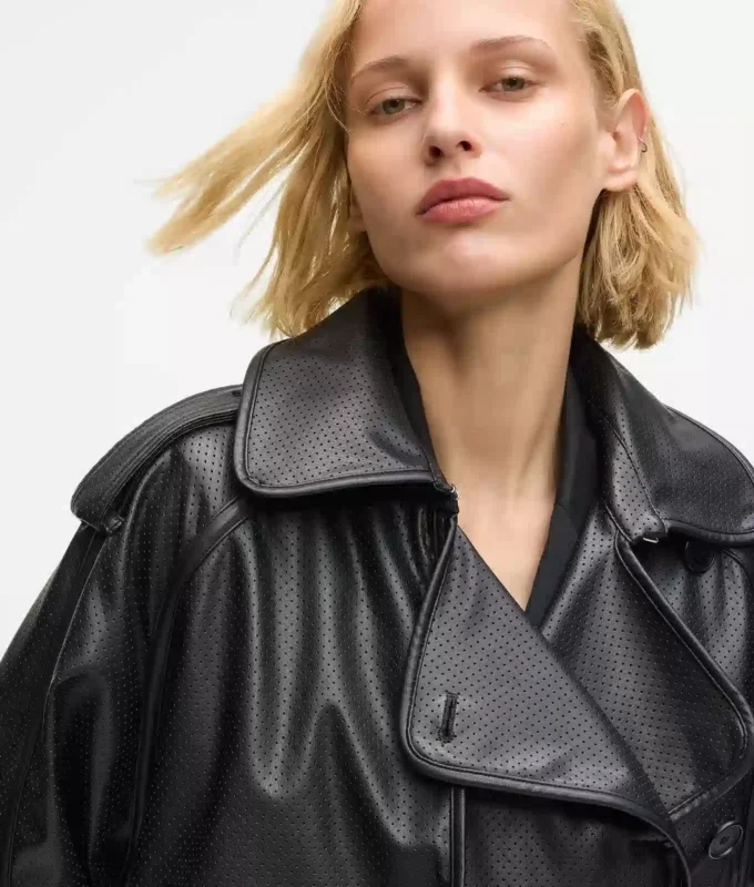 Trenchcoat van geperforeerd kunstleer