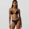 Triangelbikinitop met geschulpte rand