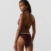 Triangelbikinitop met geschulpte rand